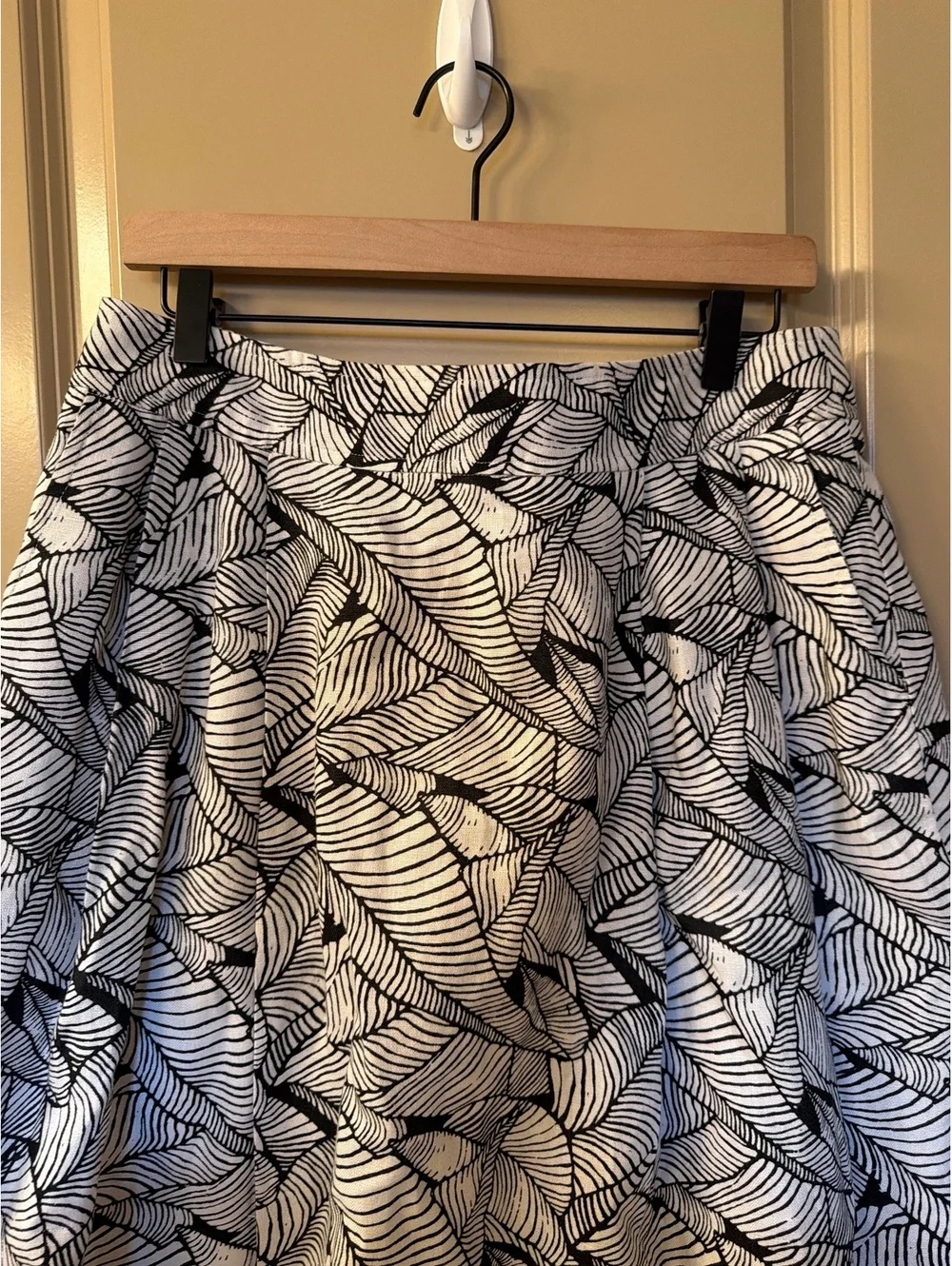 LOFT Women's Size 6 Black and White Leaf Print A-Line Skirt